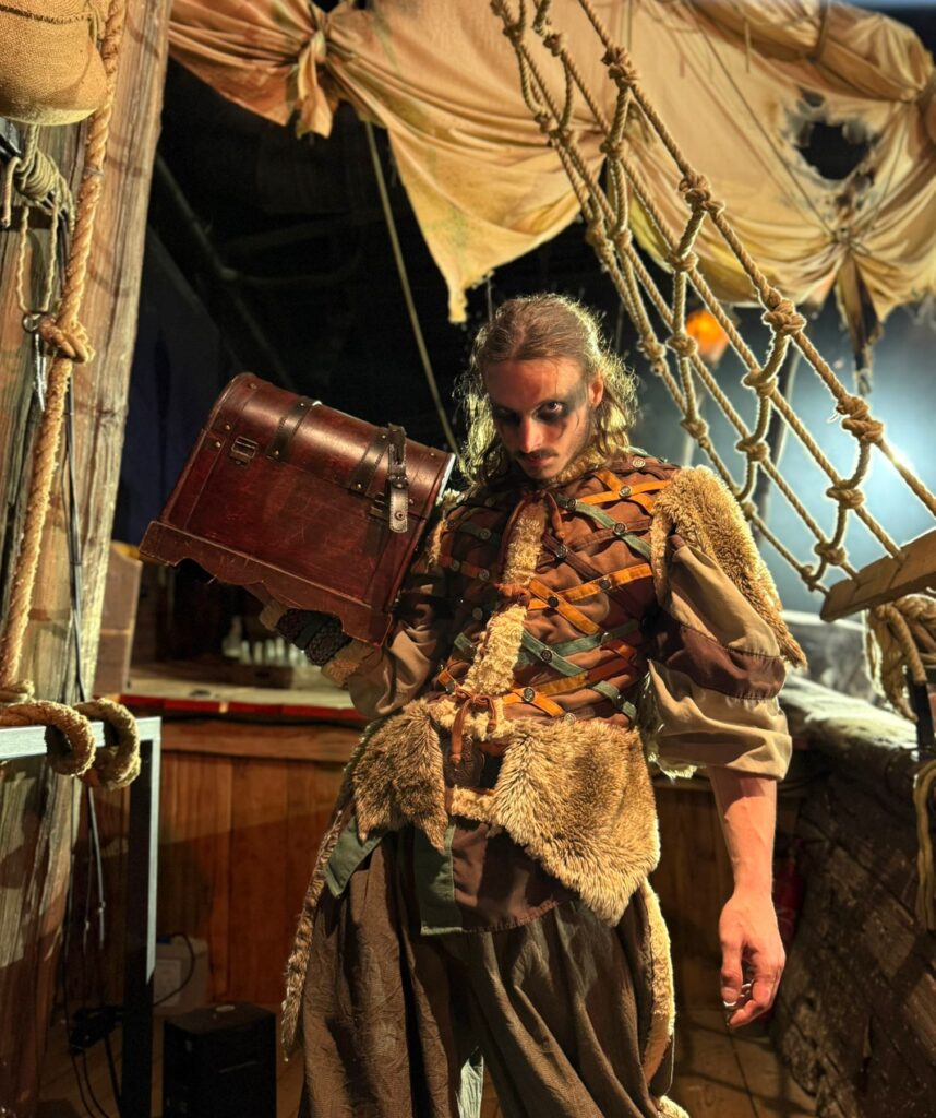 Acteur dans un décor de pirate dans un restaurant