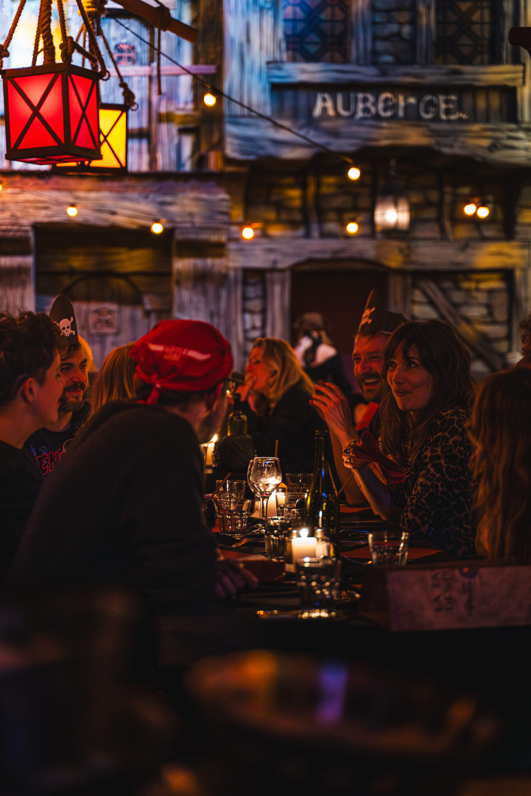 Convives à tables pour la soirée du nouvel an à lille