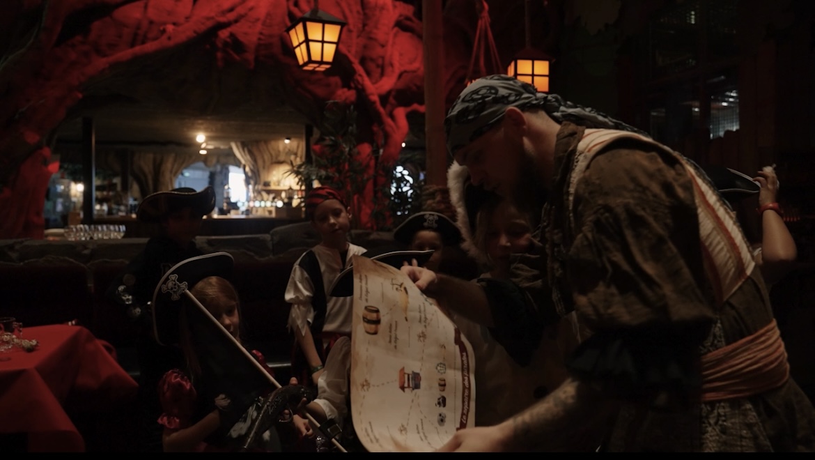 Pirate qui organise une activité pour enfant