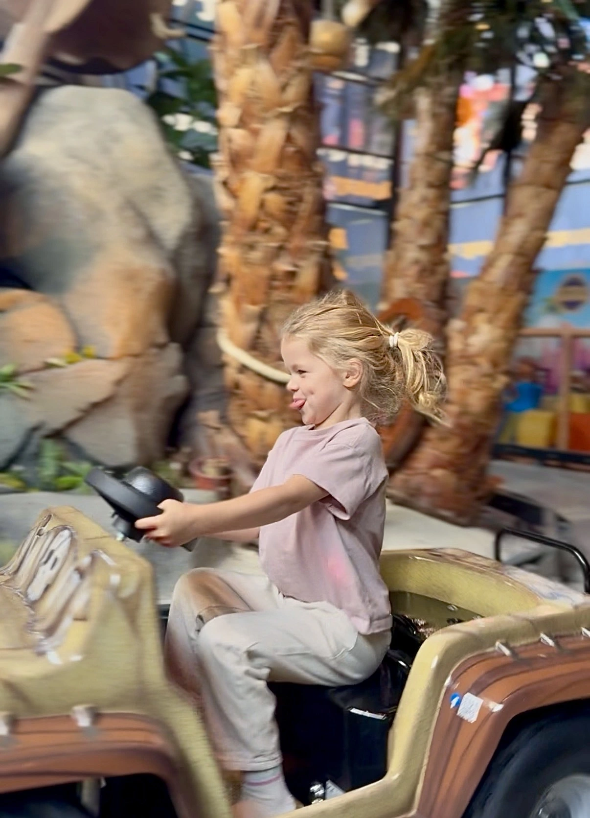Famille avec enfants dans le restaurant immersif Pirates Paradise près de Lille