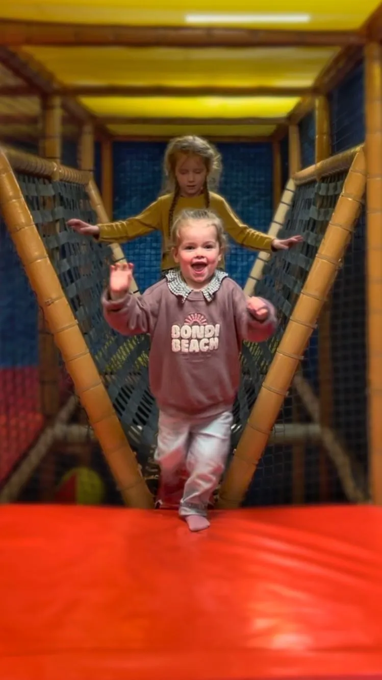 Aire de jeux intérieure pour enfants dans le restaurant familial Pirates Paradise près de Lille