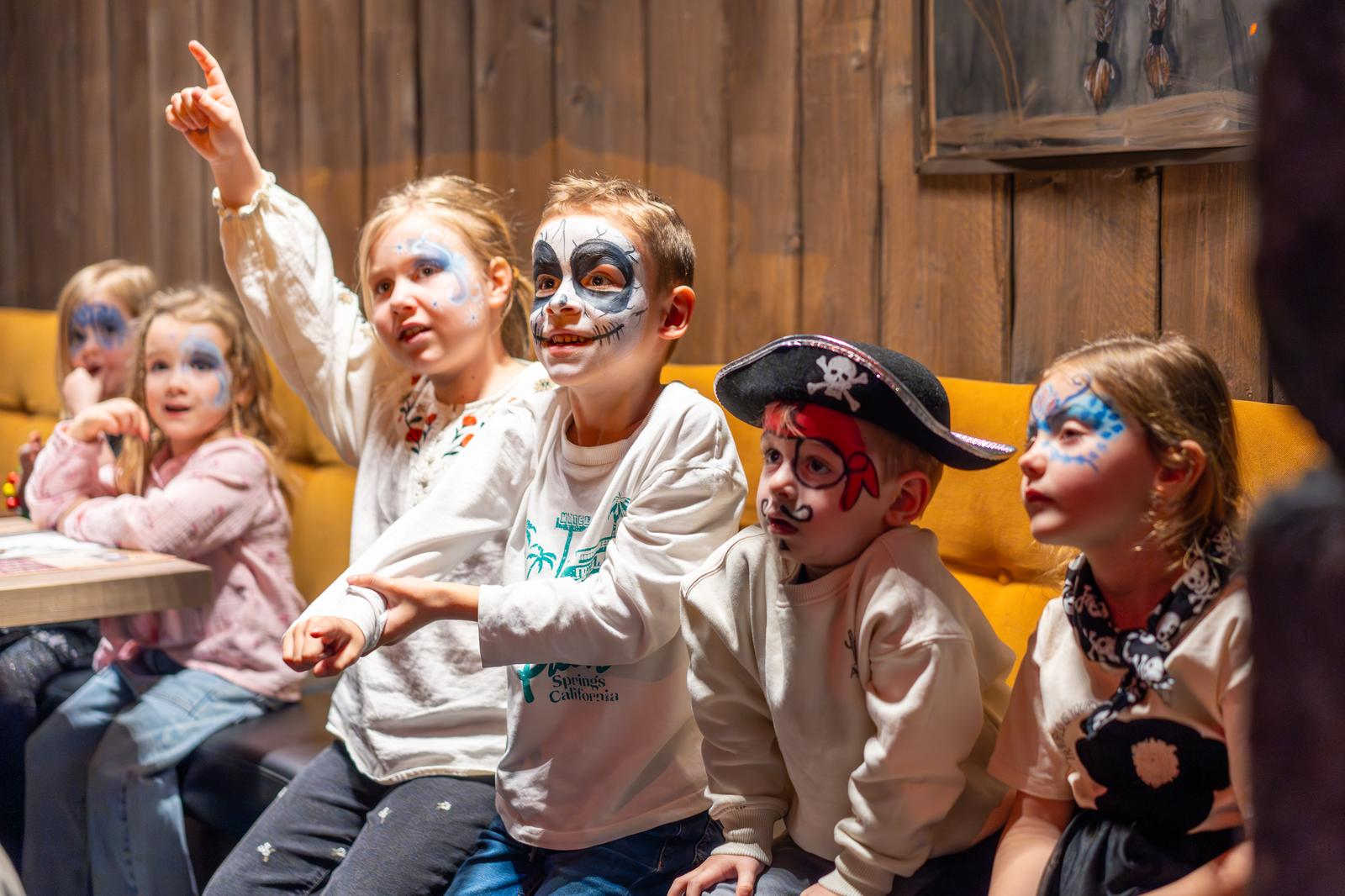 Enfants fêtant un anniversaire dans le restaurant immersif Pirates Paradise Lille