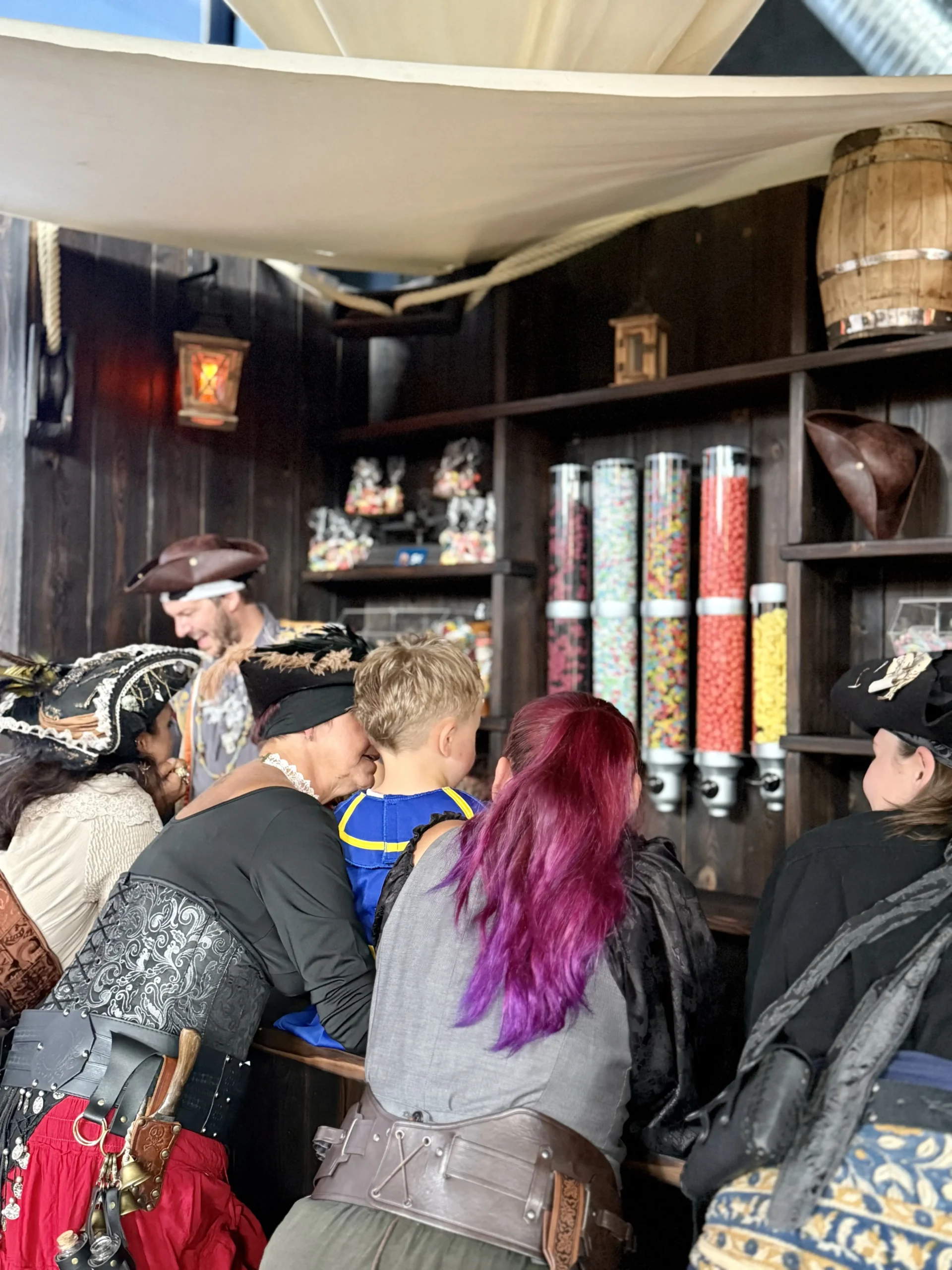 Bonbonnière et boutique souvenirs de Pirates Paradise Lille pour prolonger la sortie familiale