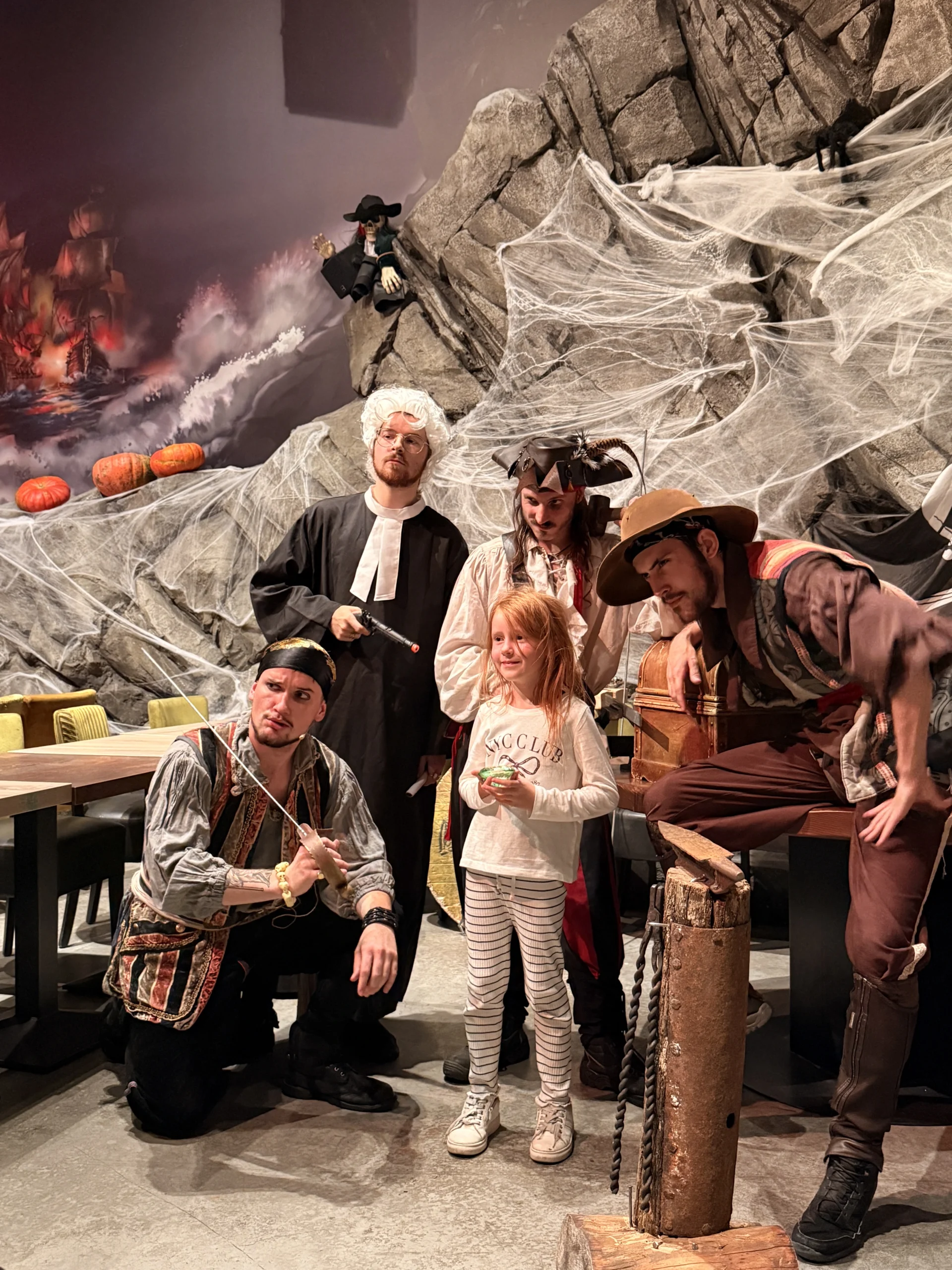Familles plongées dans l'univers du restaurant pirate Pirates Paradise près de Lille pendant les vacances de la Toussaint