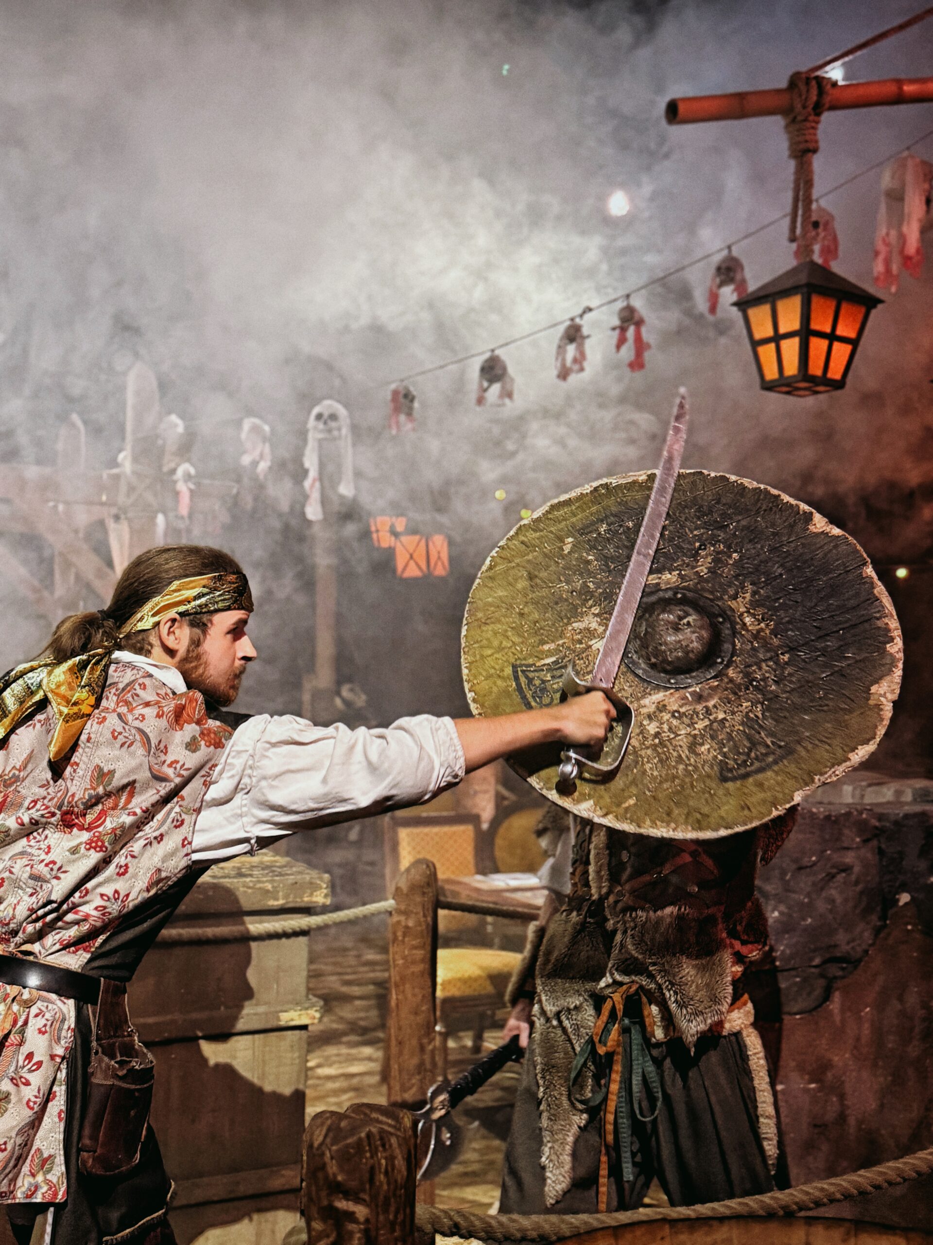 Spectacle de pirates pendant le repas au restaurant Pirates Paradise Lille