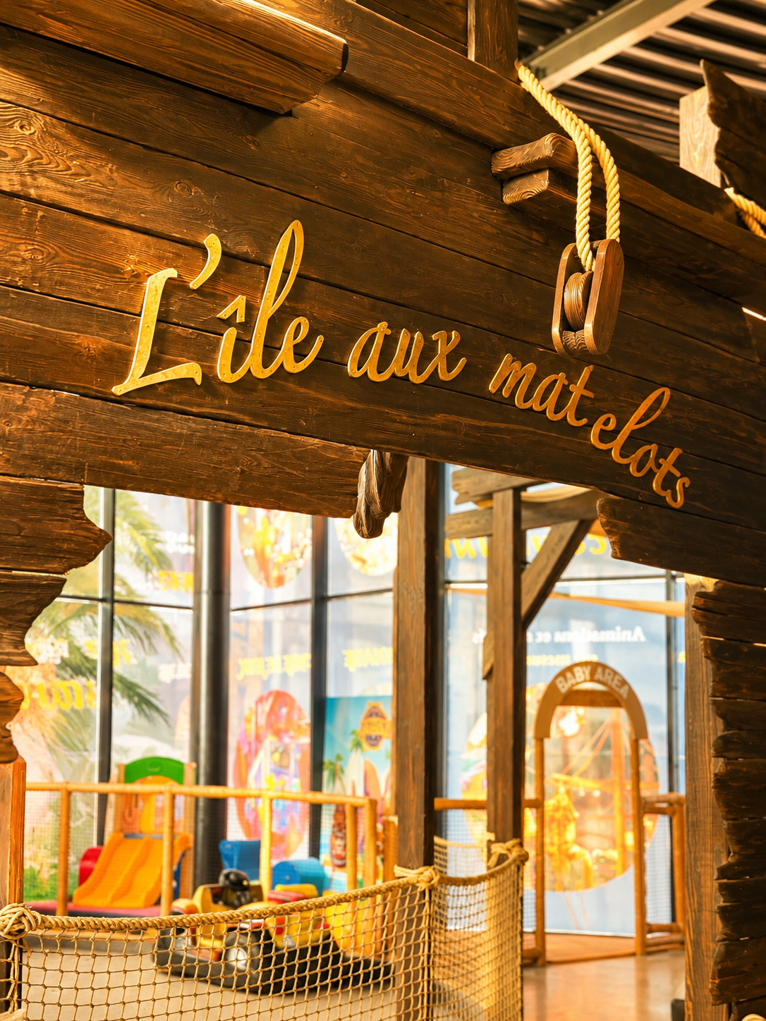 Décor immersif du restaurant familial Pirates Paradise Lille