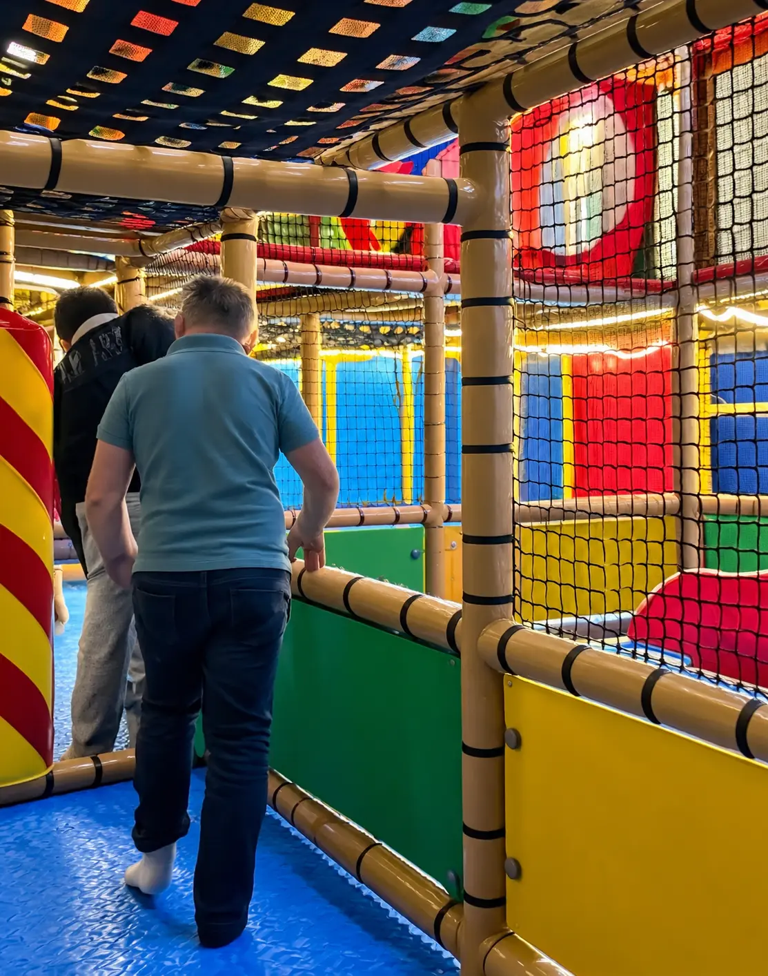 Famille profitant d'un anniversaire enfant dans le décor de Pirates Paradise Lille
