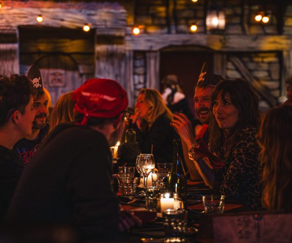 Convives à tables pour la soirée du nouvel an à lille